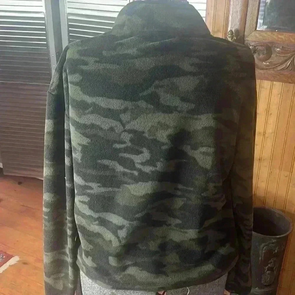 Bebe sport, women size medium, engineering, camouflage, fleece . - Picture 5 of 7